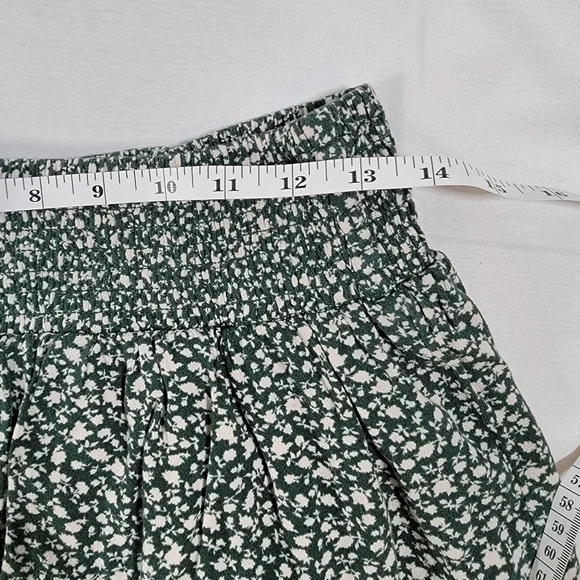 American Eagle Size Med Womens Shirt. Green and Cream Floral - Picture 5 of 6